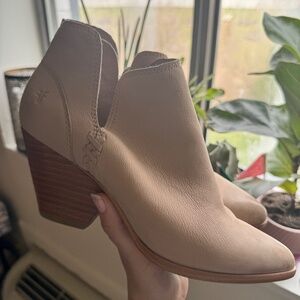 beautiful taupe cutout booties💃🏻👢
